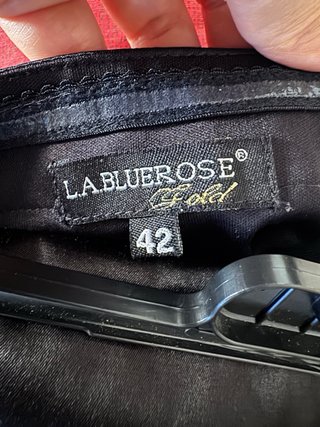 Abito nero elegante con borsa