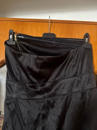 Abito nero elegante con borsa