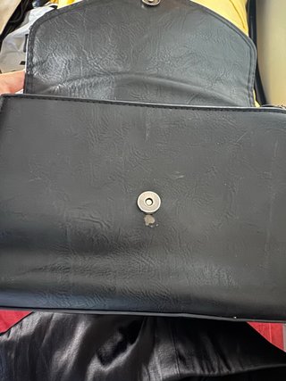 Abito nero elegante con borsa