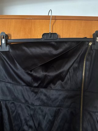 Abito nero elegante con borsa