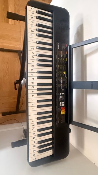 Teclado Yamaha PSR-F52 con soporte