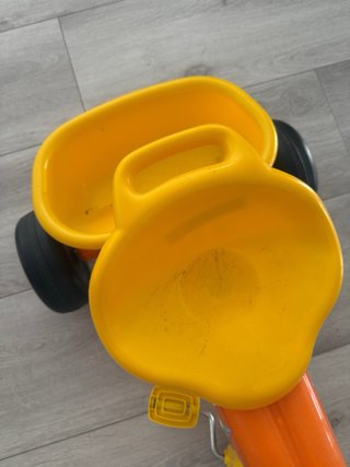 Triciclo infantil naranja y amarillo