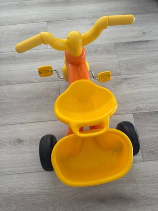 Triciclo infantil naranja y amarillo