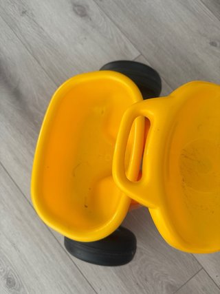 Triciclo infantil naranja y amarillo