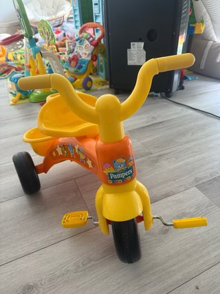 Triciclo infantil naranja y amarillo