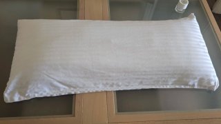 Almohada con funda a rayas 90 x 35 cm