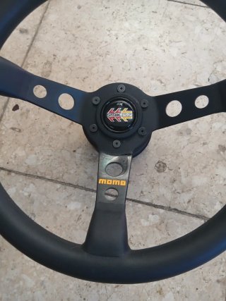 Volante Momo Negro con banda amarilla