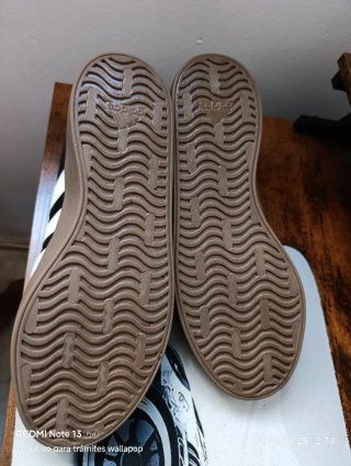 Zapatillas Adidas Negras y Marrones
