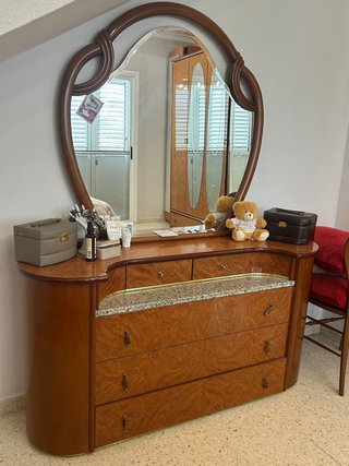 Cómoda de madera con espejo