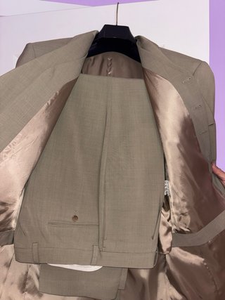 Traje Cortefiel con chaleco beige