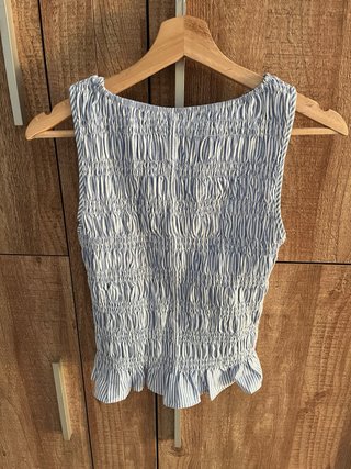 Blusa fruncida a rayas azules y blancas