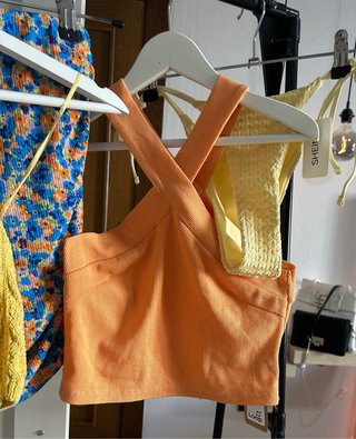 Conjunto Verano: Top Naranja y Falda Estampada