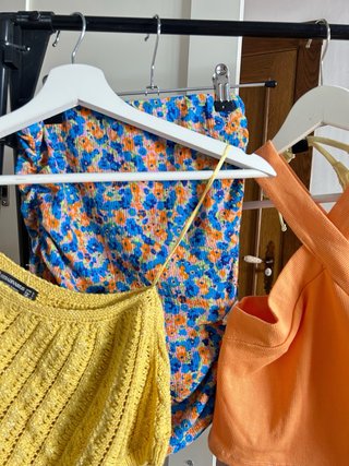 Conjunto Verano: Top Naranja y Falda Estampada