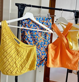 Conjunto Verano: Top Naranja y Falda Estampada