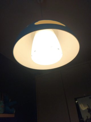 Lámpara infantil azul con nubes de ikea