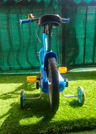 Bicicleta infantil negra y verde