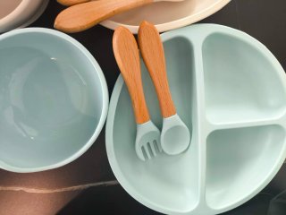 Platos, cuencos y cubiertos de silicona para bebé