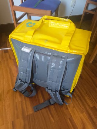 Mochila Glovo, casco y chaleco reflectante