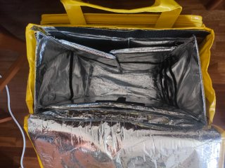 Mochila Glovo, casco y chaleco reflectante