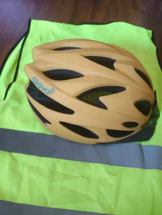 Mochila Glovo, casco y chaleco reflectante