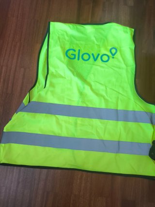 Mochila Glovo, casco y chaleco reflectante