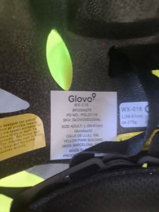 Mochila Glovo, casco y chaleco reflectante