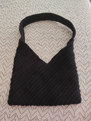 Bolso negro tejido a mano