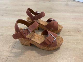 Sandalias Bimba & Lola Cuña Marrón talla 39