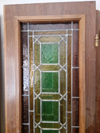 Puerta de madera con vidriera emplomada