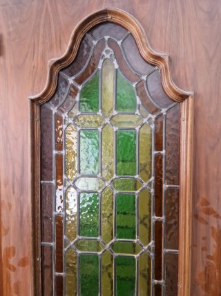 Puerta de madera con vidriera emplomada