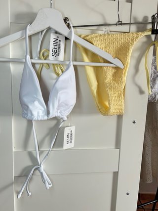 Bikini playero amarillo y blanco