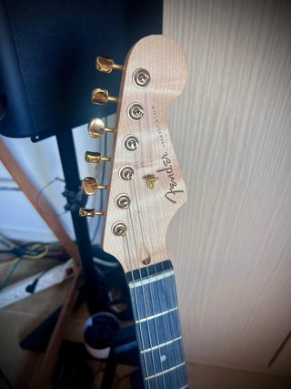STRATOCASTER Dakota Red (Gold Ed.)