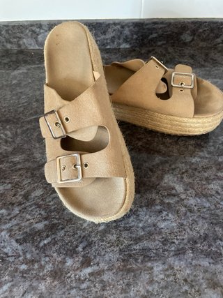 Sandalias Beige con Hebillas