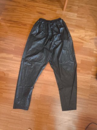 Traje impermeable lluvia ideal para reparto.