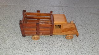 Camión de madera artesanal