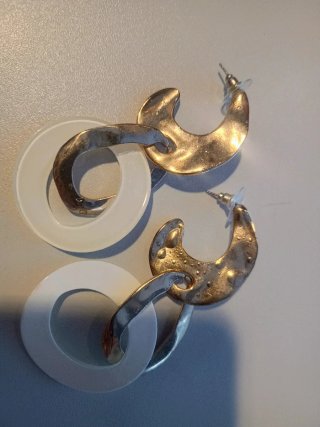 Dos pares de pendientes largos dorados y blancos