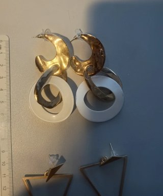 Dos pares de pendientes largos dorados y blancos