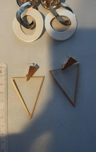 Dos pares de pendientes largos dorados y blancos