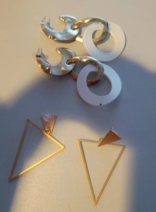 Dos pares de pendientes largos dorados y blancos