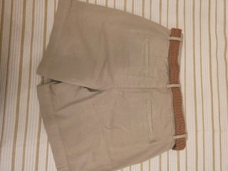 Bermuda beige con cinturón trenzado