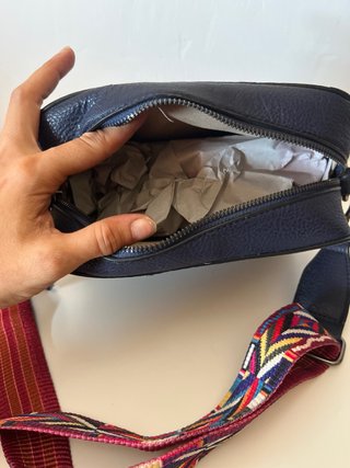 Bolso azul con correa étnica y tachuelas