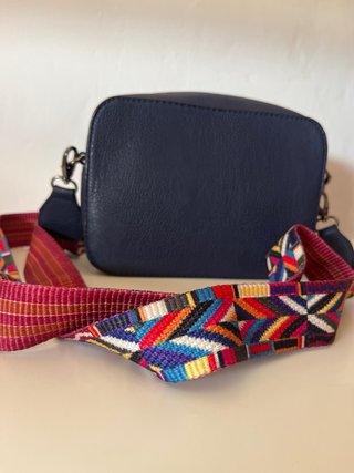 Bolso azul con correa étnica y tachuelas
