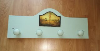 Perchero de madera pintado