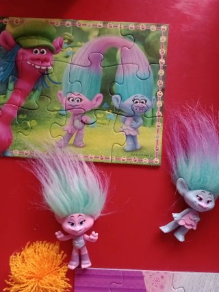 FIGURAS Y PUZZLE PROGRESIVO DE TROLLS.
