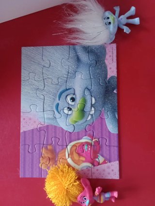 FIGURAS Y PUZZLE PROGRESIVO DE TROLLS.