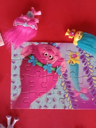 FIGURAS Y PUZZLE PROGRESIVO DE TROLLS.
