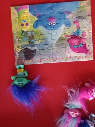 FIGURAS Y PUZZLE PROGRESIVO DE TROLLS.