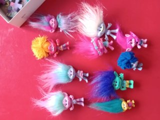 FIGURAS Y PUZZLE PROGRESIVO DE TROLLS.