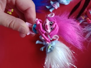 FIGURAS Y PUZZLE PROGRESIVO DE TROLLS.