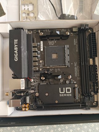 Gigabyte A520I AC ITX AM4 DDR4 WiFi Caja